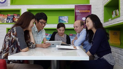 한국아스트라제네카 직원들이 본사 17층 회의실에서 자기개발에 대한 의견을 나누고 있다.