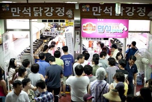 속초 중앙시장 '만석닭강정' 본점이 고객들로 인산인해를 이루고 있다.