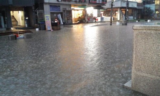 폭우로 강남역 일부 도로 물에 차.. 시간당 150mm 예상