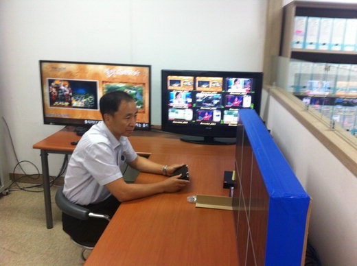 다인시스 안효복 대표가 완제품에 대한 점검을 실시하고 있다.