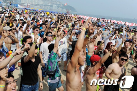 해운대해수욕장에 비키니 물결…70만 인파 몰려
