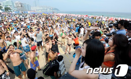 [화보]33도 해운대해수욕장, 비키니축제의 바다에 ‘풍덩’