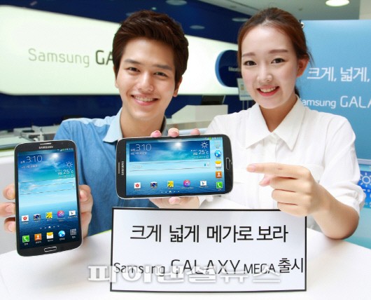 7일 공개된 국내 최대 화면의 스마트폰인 삼성전자의 '갤럭시 메가'를 모델들이 선보이고 있다.