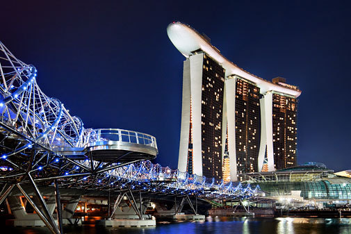 ▲ ▶싱가폴의 랜드마크가 된 마리나베이샌즈를 주축으로한 화려한 야경을 배경으로 즐기는 도시의 밤 [이미지출처: 싱가포르 공식 카페]