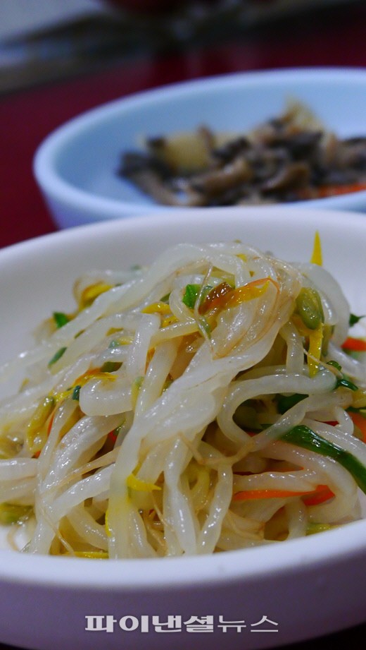 밑반찬의 가짓수는 푸짐하게 나오진 않지만 하나하나 정성이 가득하다.