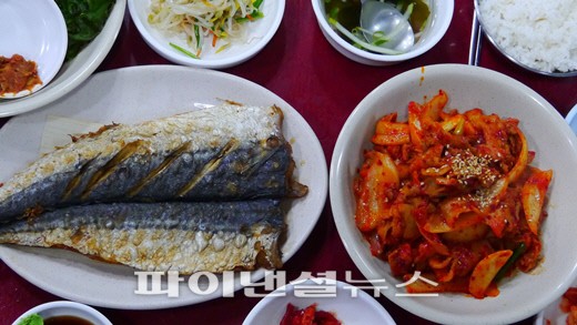 삼치구이와 제육볶음을 주문했다. 특별하지 않지만 평범하지도 않은 맛이다.