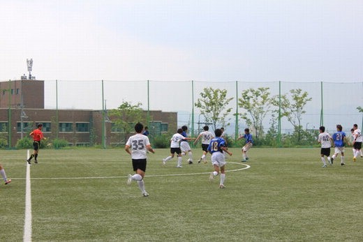 국내외 축구팀의 여름철 전지훈련장으로 각광받고 있는 경남 창원시 사파동의 창원축구센터에서 일본 아르티스타FC 선수들이 연습 경기를 하고 있다.