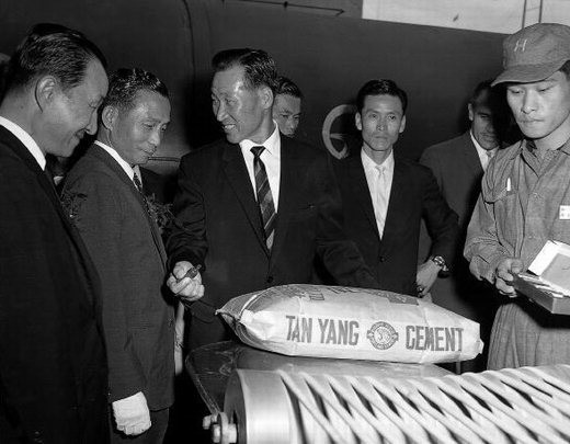 1964년 9월 15일 현대시멘트 단양공장을 방문한 박정희 전 대통령(왼쪽 두번째)이 고 정주영 현대그룹 회장(왼쪽 세번째)으로부터 생산된 시멘트 제품에 대한 설명을 듣고 있다.