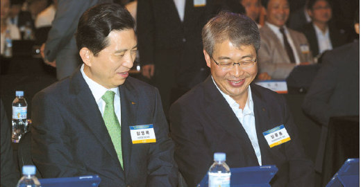 미묘한 만남? 임영록 KB금융지주회장(왼쪽)과 임종룡 NH농협금융지주 회장이 27일 파이낸셜뉴스 주최로 서울 여의도 콘래드호텔 그랜드볼룸에서 열린 '제11회 서울국제파생상품컨퍼런스'에 참석해 이야기를 나누고 있다. 우리투자증권을 놓고 한 치의 양보 없는 '임들의 전쟁'을 펼치고 있는 두 지주 회장의 얼굴에 알 듯 모를 듯한 미소가 흐르고 있다. 특별취재팀