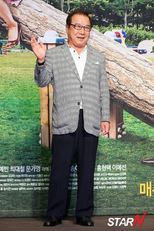 [포토] 장용 '아버지의 인자한 미소' - 파이낸셜뉴스