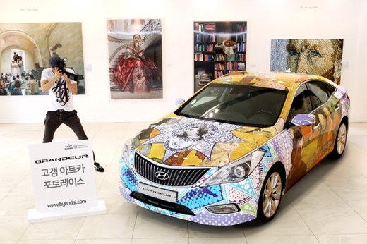 현대자동차는 전국 주요 11개 지점에 '그랜저 고갱 아트카'를 전시한다. 팝아트 작가인 홍경택씨가 고갱의 작품을 재해석한 '그랜저 고갱 아트카'가 서울 대치동 'H.art 갤러리'에 전시돼 있다.