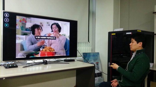 한국전자통신연구원(ETRI)의 한 연구원이 이달 6일(현지시간) 열리는 독일 국제가전박람회(IFA) 2013에서 전시할 스마트TV 방송광고 서비스를 시연하고 있다.