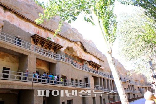 세계적 불교유적지로 유명한 막고굴에는 현재까지 738개의 굴이 발견됐으며 보존된 굴은 492개가 있다.