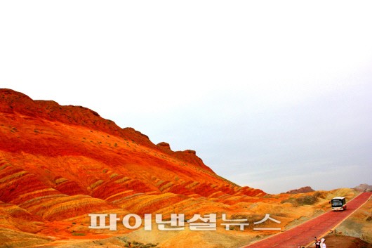 칠채산 여행은 셔틀버스를 타고 1~4곳의 전망대를 둘러보는 순서로 진행된다. 칠채산을 대표하는 환상적인 풍경은 4번째 전망대에서 만날 수 있다.