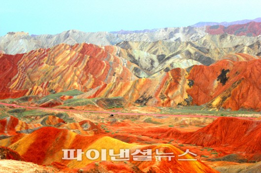 형형색색으로 물든 칠채산의 아름다운 풍경은 마치 한폭의 수채화를 보는 듯하다.