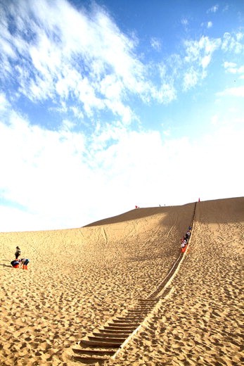 바람이 불면 마치 모래가 노래하는 듯한 소리를 들을 수 있는 명사 산은 중국 연인들이 가장 찾고 싶어 하는 데이트코스로도 유명하다. 사진= 송동근 기자