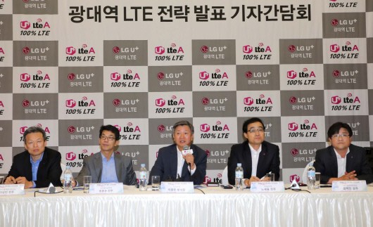 LG U+는 12일 서울 태평로 프레스센터에서 기자간담회를 열고 연내 광대역 롱텀에볼루션(LTE) 서비스를 시작하겠다고 밝혔다. LG U+ 모바일사업부장 원종규 전무, 서비스플랫폼사업부장 이상민 전무, SC본부장 이창우 부사장, 네트워크본부장 노세용 전무, SD기술전략본부장 최택진 상무(왼쪽부터)가 기자들의 질문에 답을 하고 있다.