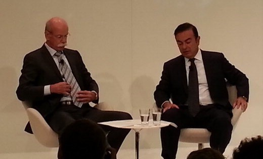 디터 제체 메르세데스 벤츠 회장(왼쪽)과 카를로스 곤 르노 닛산그룹 회장이 지난 11일(현지시간) 프랑크푸르트 모터쇼에서 양사 간 합작개발키로 한 엔진 생산이 임박했다고 밝히고 있다. 벤츠 C클래스에 쓰일 이 엔진은 오는 2014년 미국 테네시주에서 생산될 예정이다.