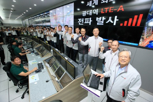 KT는 지난 14일 오후 9시부터 서울 일부지역에서 1.8㎓ 주파수를 이용한 광대역 롱텀에볼루션(LTE) 서비스를 시작하고, 6대 광역시에서는 LTE-어드밴스트(LTE-A) 서비스를 개시했다고 15일 밝혔다. KT 과천 망관제센터에서 이석채 KT 회장(오른쪽 첫번째)이 광대역 LTE 주파수 송출 버튼을 누른 뒤 함께 축하하고 있다.