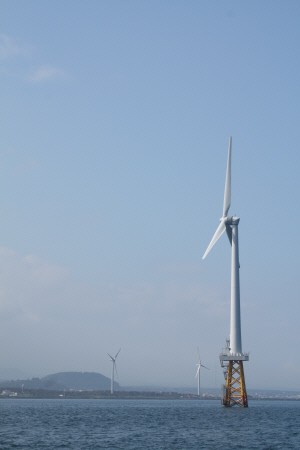 제주시 구좌읍 김녕리 앞바다에 위치한 한국에너지기술연구원(KIER)의 해상풍력발전기
