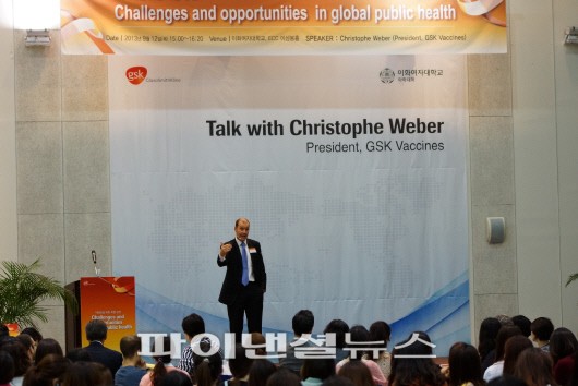 글락소 스미스클라인(이하 GSK)은 벨기에에 위치한 GSK백신 본사 크리스토프 웨버 사장이 지난 12일 한국을 방문해 이화여대에서 '글로벌 공중보건에서의 도전과 기회(Challenge and opportunity in global public healthcare)'를 주제로 특별 강연을 진행했다. 이날 웨버 사장은 GSK의 글로벌 백신 리더십 및 기업의 가치, 문화, 비즈니스 목표를 공유해 참가자들의 뜨거운 성원을 받았다.