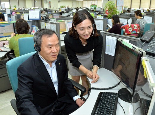 신충식 농협은행장, 전화고객 상담 체험