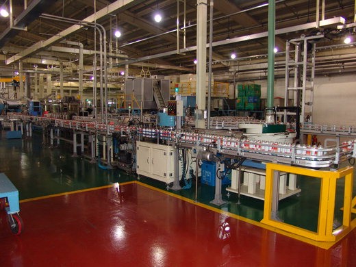 대륙제관 충남 아산공장 제조라인에서 부탄가스가 생산되고 있다.