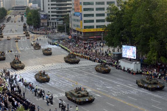 건군 제65주년을 맞아 2013년 10월1일 오후 최첨단 무기를 실은 기계화부대 차량들이 서울시청 일대에서 시가행진을 하고 있다. 시가행진에는 전차, 장갑차, 미사일 등 첨단무기로 무장한 기계화부대 차량 등 37종 105대와 보병부대와 사관생도, 특전사 등 4천500여명의 병력도 참가했다. 사진=박범준기자