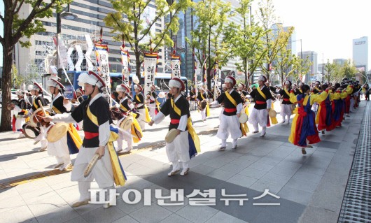 지난 12일과 13일 양일간 열린 크라운-해태제과 제9회 창신제에 동락연희단이 관람객과 함께 길놀이를 하고 있다.