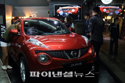 닛산의 CUV 쥬크(JUKE)는 내달 16일까지 홍대 상상마당 맞은편에 팝업 스토어를 마련하고 이벤트를 진행한다. 팝업 스토어에서 시민들이 쥬크를 살펴보고 있다.