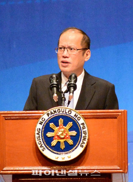 아키노 필리핀 대통령이 경제4단체 초청 오찬간담회에서 연설을 하고있다.