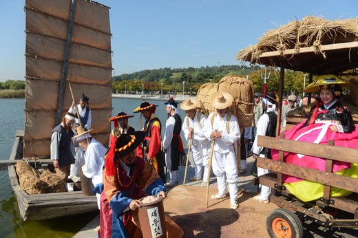 조선시대처럼 황포돛배 띄우고.. 흥겨운 마포나루 새우젓 축제