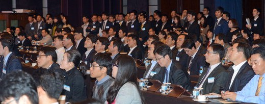 22일 서울 소공로 웨스틴조선호텔에서 열린 국제보험산업 심포지엄에서 참석자들이 강연을 경청하고 있다. 특별취재팀
