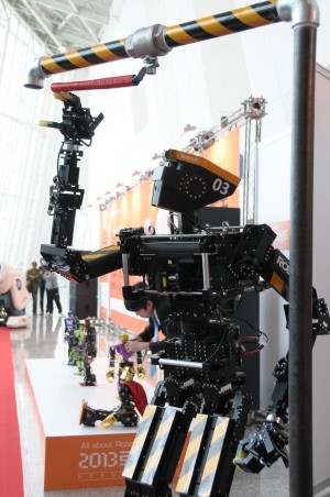'미국방위고등연구계획국(DARPA) 로보틱스 챌린지'에 출전한 휴머노이드 로봇 '똘망'이 로보월드 2013 개막식에서 가스밸브를 잠그는 재난구조 시범을 선보이고 있다.