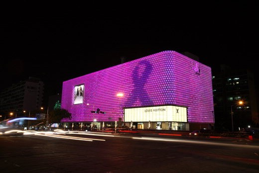 갤러리아 명품관에서는 유방암 의식 향상을 위한 '핑크리본바자'를 진행하면서 10월 한 달 동안 웨스트 외관의 4330개 유리디스크 발광다이오드(LED)를 통해 이를 적극 알리고 있다.