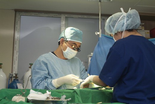 서울연세병원 조상현 원장이 사고로 인해 손가락이 절단된 환자를 수술하고 있다.