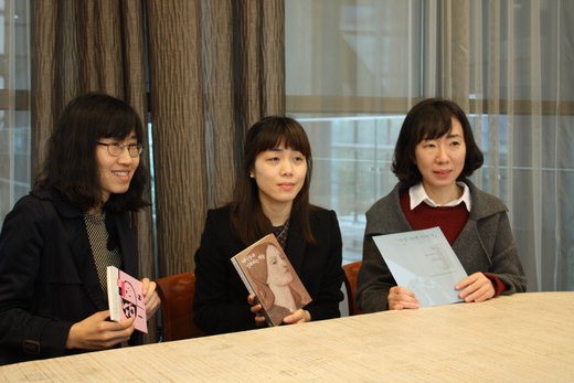 6일 열린 21회 대산문학상 수상자 기자간담회에 참석한 진은영, 김숨, 고연옥씨(왼쪽부터). 번역 부문 수상자인 최양희씨는 현재 호주에 거주 중이어서 참석하지 못했다.