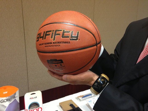 7일 블루투스SIG가 국내 기자간담회에서 공개한 블루투스 기능과 가속도 센서가 탑재된 스마트 농구공. 미국에서는 이미 상용화된 제품이다.