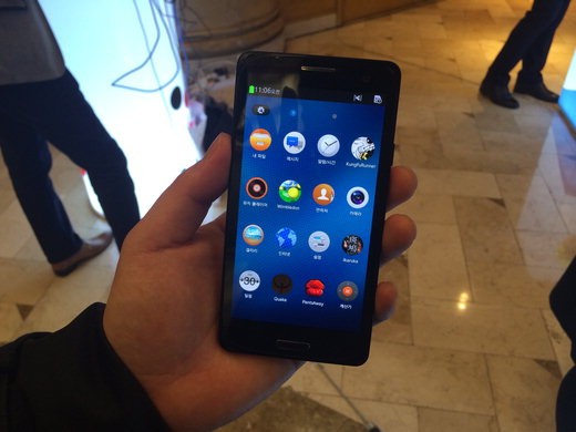11일 서울 역삼동 리츠칼튼 호텔에서 열린 '타이젠 개발자 서밋 코리아 2013'에는 삼성전자가 제작한 타이젠 2.2버전 시범용 스마트폰이 전시돼 있다.