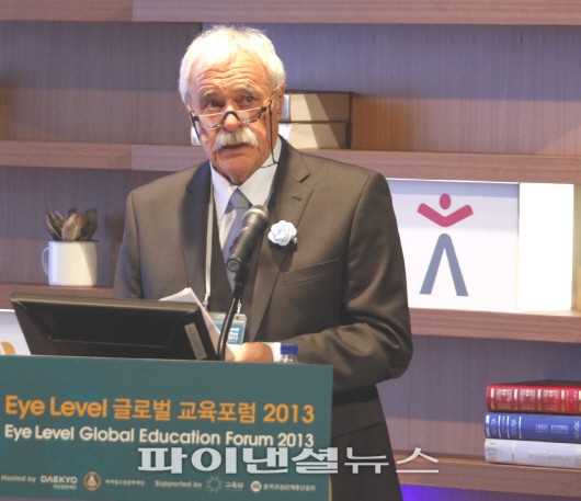독일 하노버대학의 클라우스 우어반 교수가 14일 서울 보라매동 대교타워에서 열린 '아이레벨 글로벌 교육포럼 2013'에서 연설하고 있다.