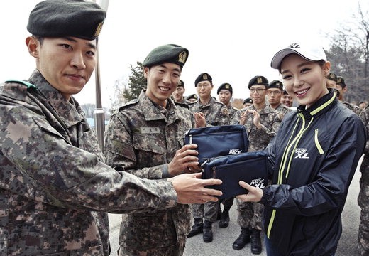 “도루코 면도기 쓰고 훈남 군인 되세요”