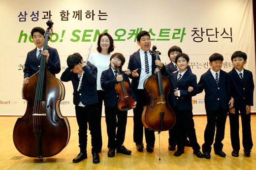지난 10월 삼성전기의 장애아동·청소년을 위한 Hello SEM 오케스트라 창단식에서 단원들과 홍보대사 탤런트 김미숙씨(왼쪽 세번째)가 기념촬영을 하고 있다.