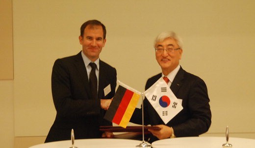 김흥남 한국전자통신연구원 원장(오른쪽)이 지난 25일 독일 베를린에서 프라운호퍼 연구회 레이문트 네우제바우어 총재와 상호 연구개발 협력을 위한 양해각서(MOU)를 체결한 뒤 악수하고 있다.