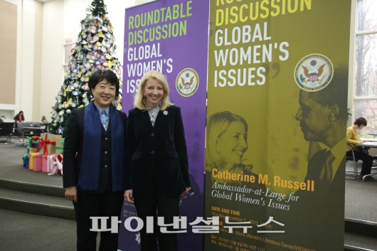 숙명여대 중앙도서관 로비에서 황선혜 총장(왼쪽)과 캐서린 러셀 대사가 기념사진을 찍고 있다.