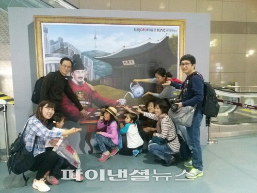 한국공항공사 부산본부는 김해공항 국제선 대합실에 트릭아이를 활용한 색다른 시도의 포토 존을 선보인다.