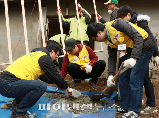 광동제약은 지난 7일 임직원과 가족, 희망의 러브하우스 자원봉사자 등과 함께 경기도 남양주에 위치한 소외 이웃을 찾아 주택을 보수해 주는 '희망나눔 무료집수리'를 진행했다.