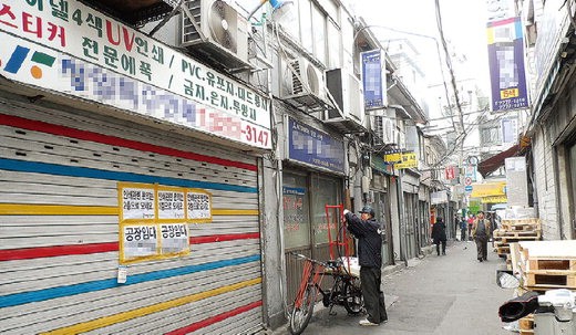 지난 6일 서울 충무로 인쇄골목. 불황의 짙은 안개가 지속된 탓에 대부분 업체의 기계는 멈췄고 '임대 문의' 광고지를 붙여놓은 곳도 많았다.