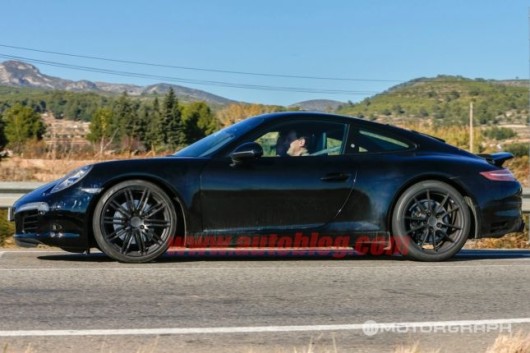 ▲ 포르쉐 911 페이스리프트로 추정되는 차가 시험 주행을 하고 있다