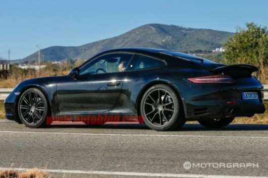 ▲ 포르쉐 911 페이스리프트로 추정되는 차가 시험 주행을 하고 있다