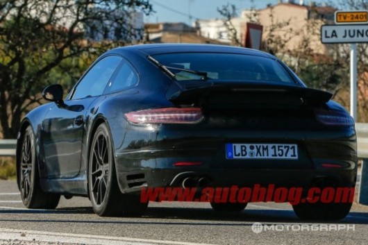 ▲ 포르쉐 911 페이스리프트로 추정되는 차가 시험 주행을 하고 있다